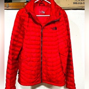 The North Face Hooded Puffer Jacket Men’s Medium. Not Down.
